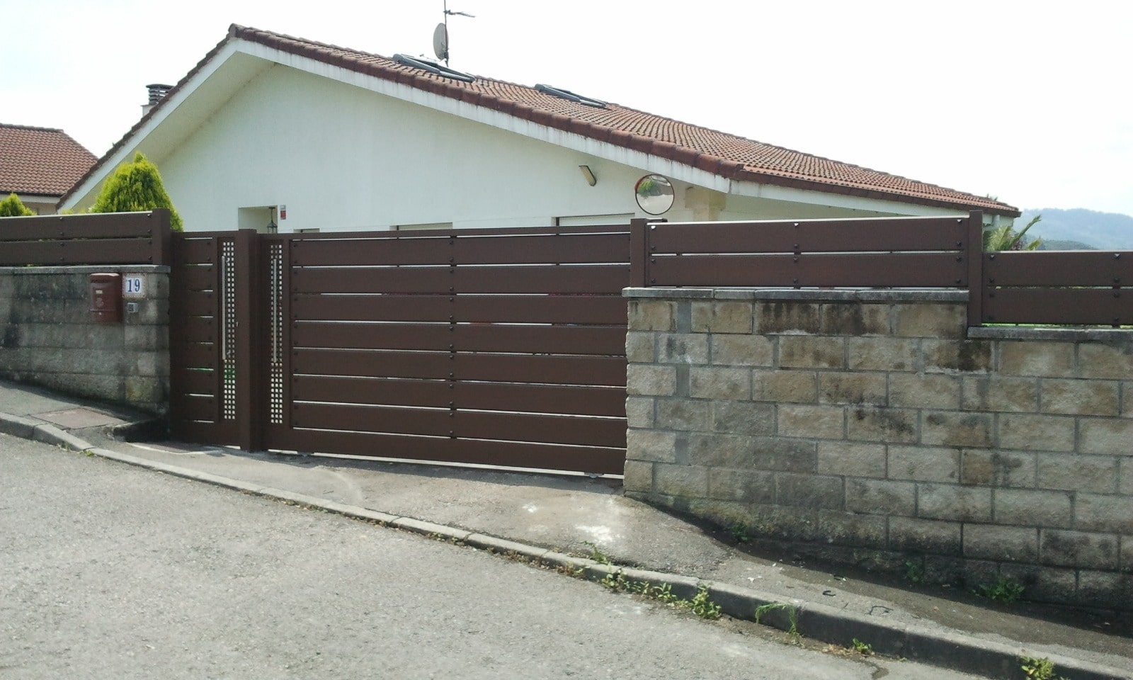 Aluminio marron y peatonal